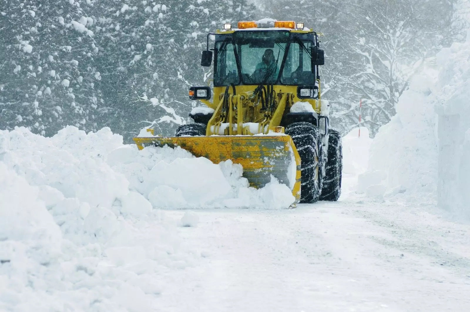 Vehicle fitted with tire chains working in snow